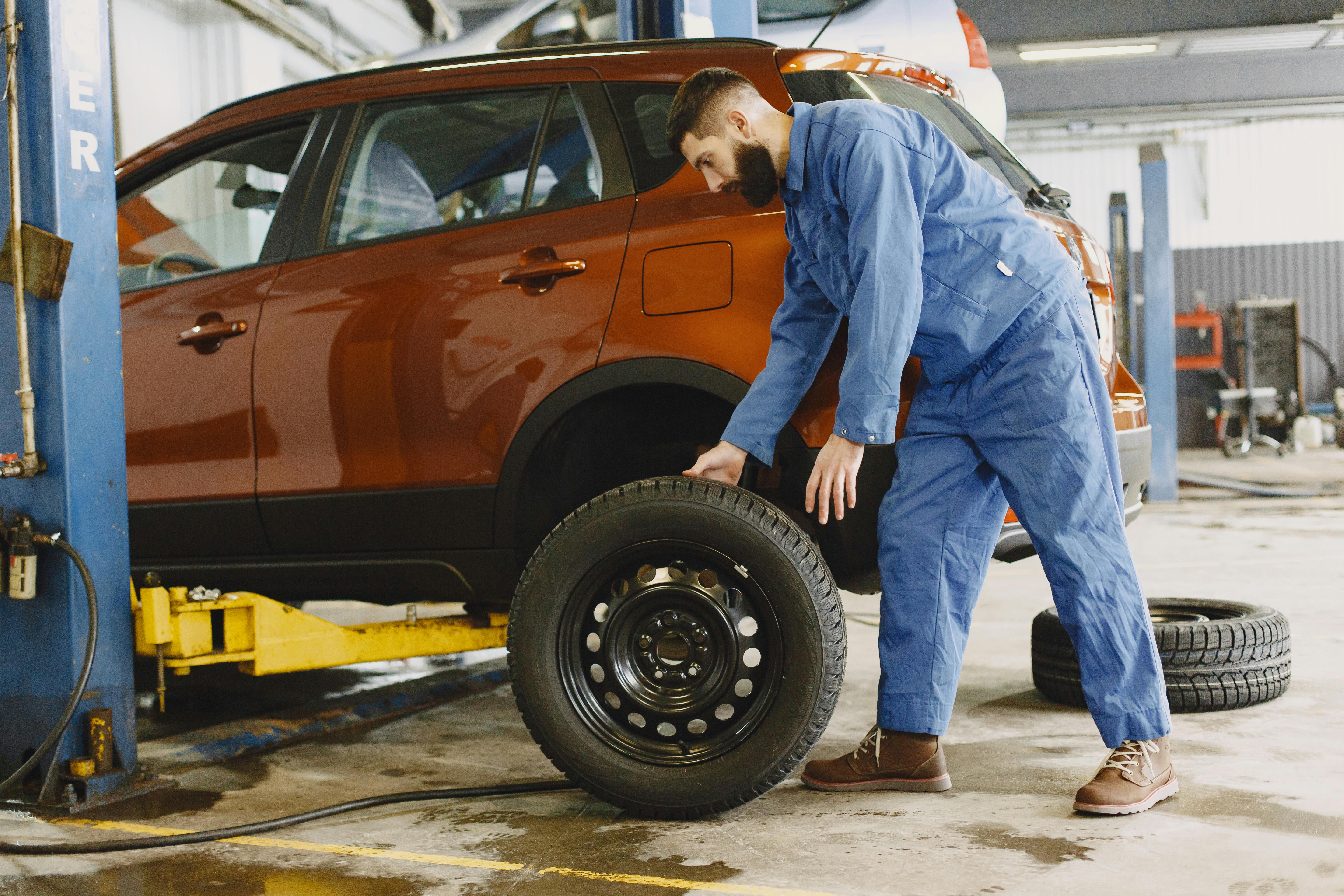 Automobilių serviso darbuotojas